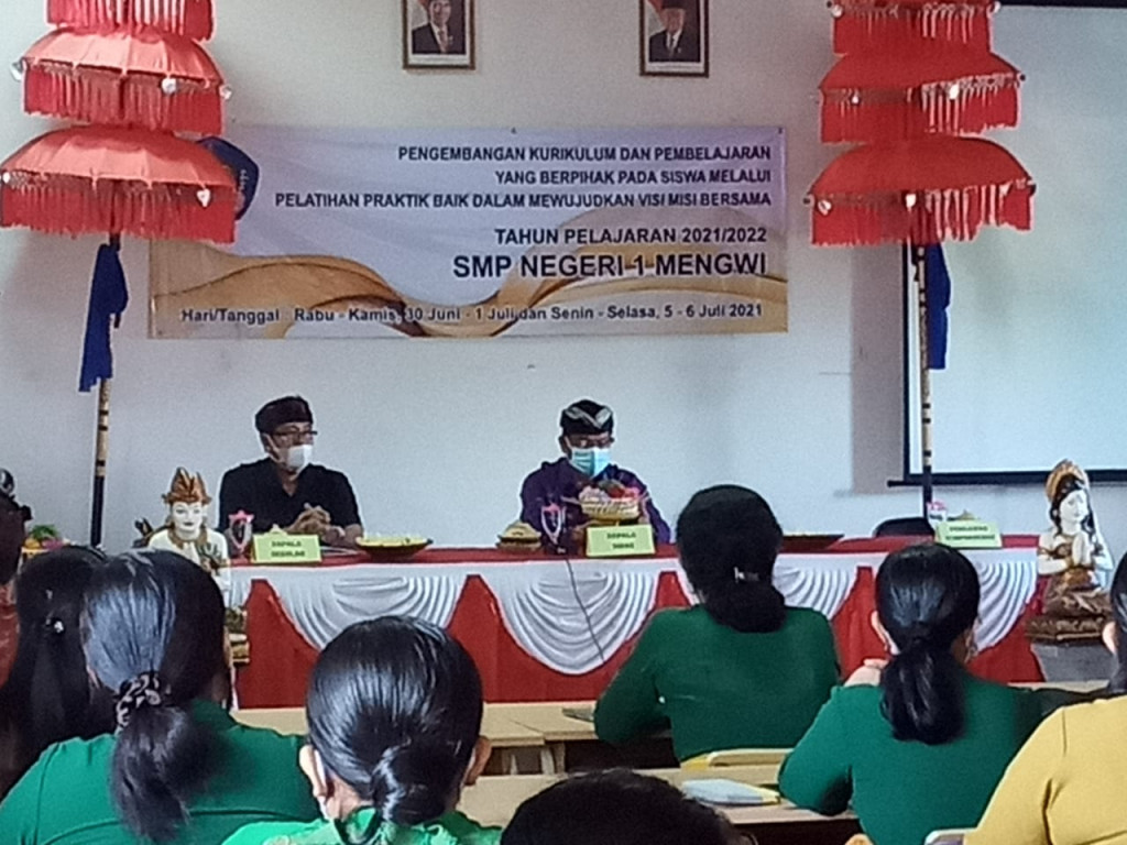 Bapak Plt Kadis Disdikpora membuka workshop review kurikulum di SMP N 1 Mengwi